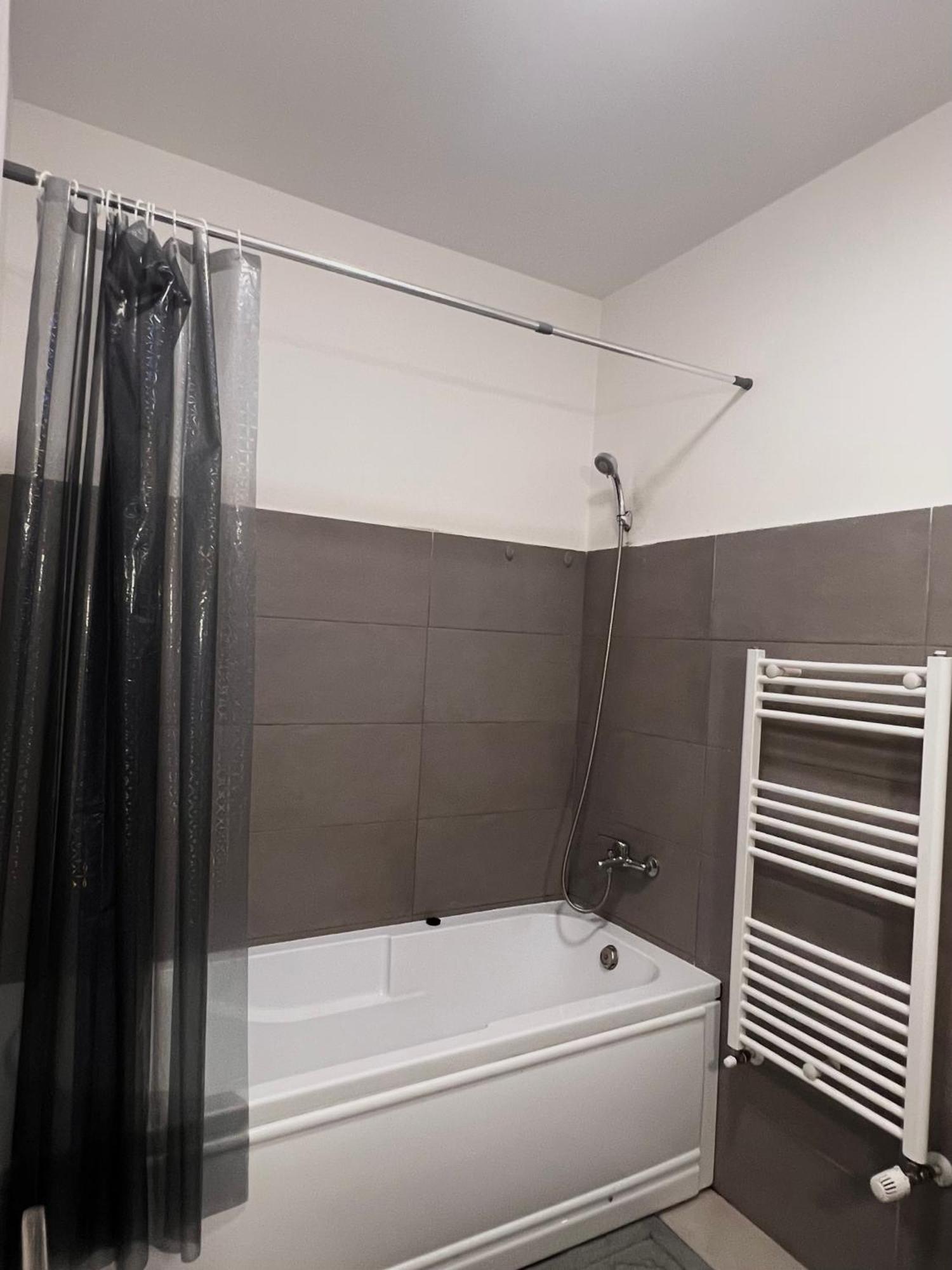 Apartament Madeira Apartment Oradea Ngoại thất bức ảnh