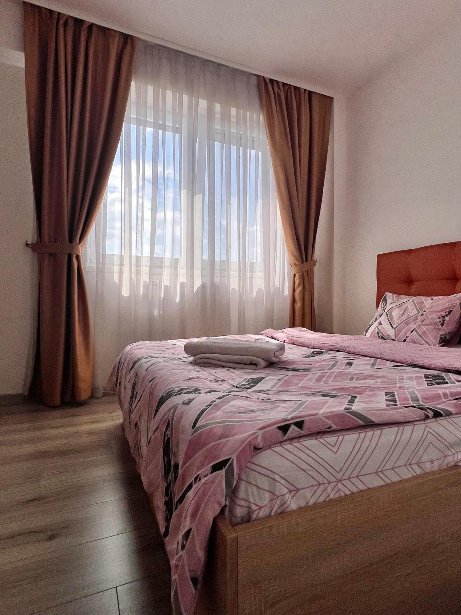 Apartament Madeira Apartment Oradea Ngoại thất bức ảnh